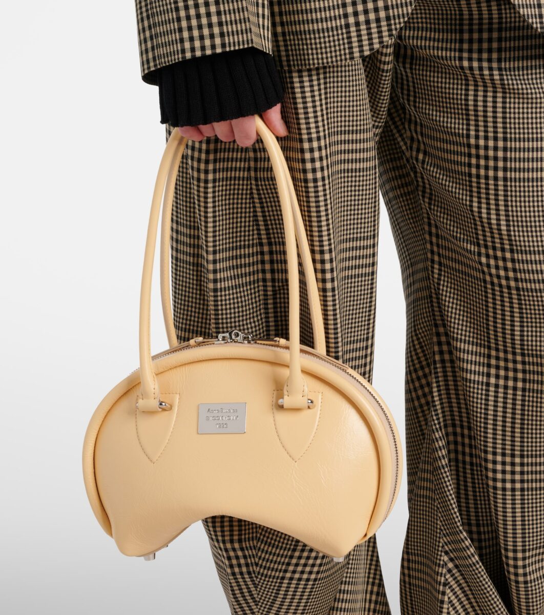 È questa la borsa by Acne Studios da indossare sia in Inverno che in Primavera