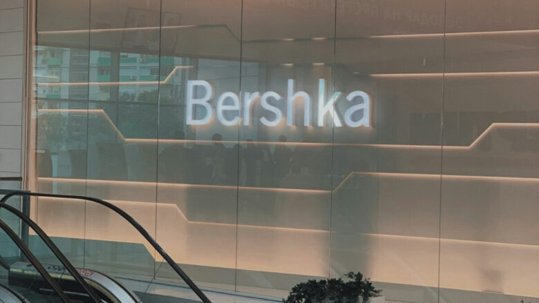 Questi pantaloni firmati Bershka sono il “mai più senza” del 2025