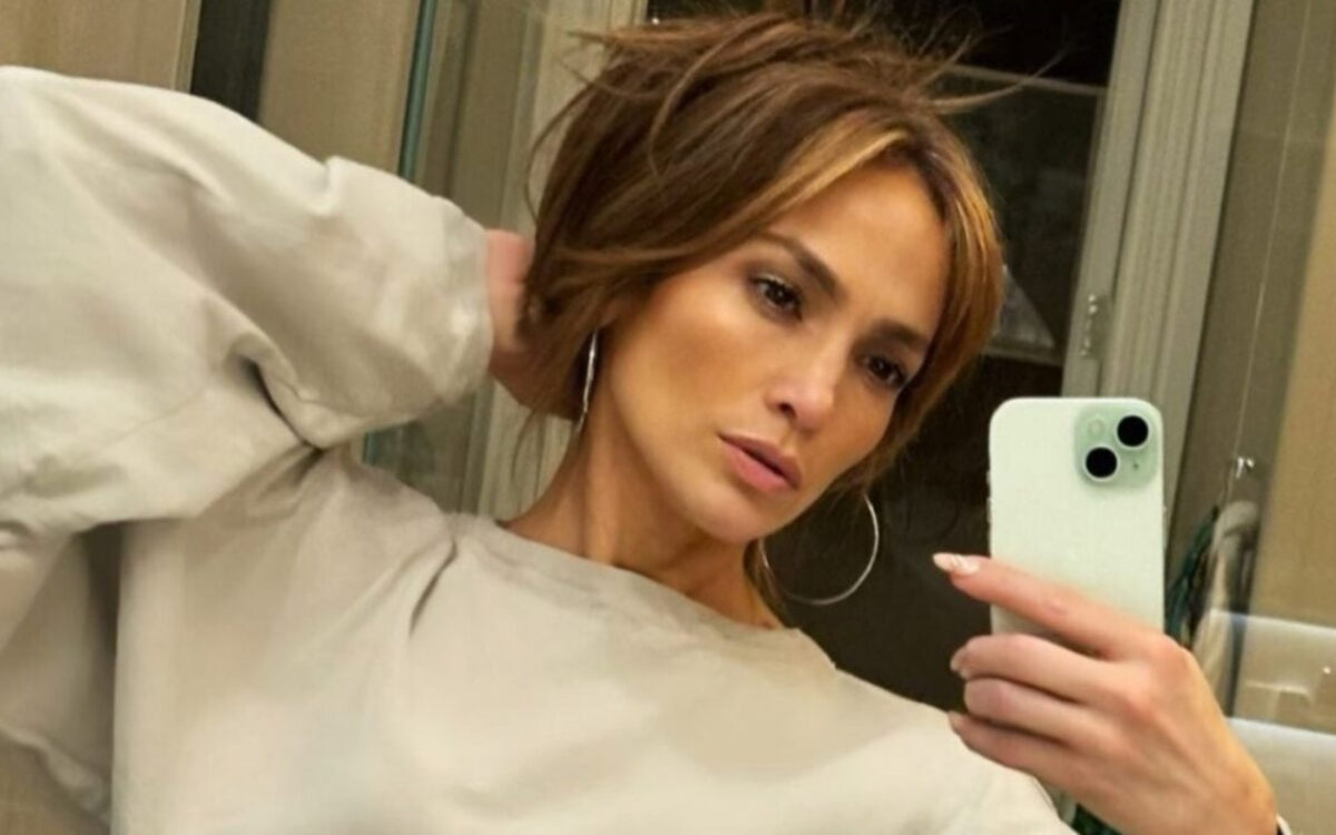 I piumini bianchi come quello di JLo per un Inverno caldo e glam