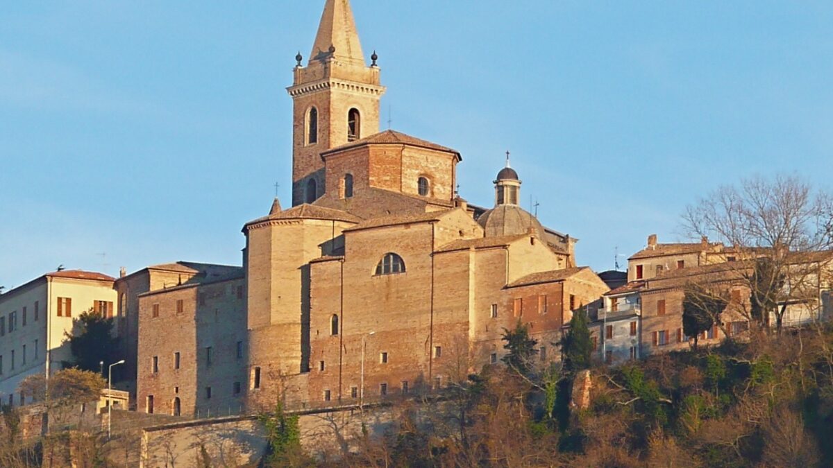 Lo chiamano il Belvedere del Piceno, è tra i Borghi più belli delle Marche