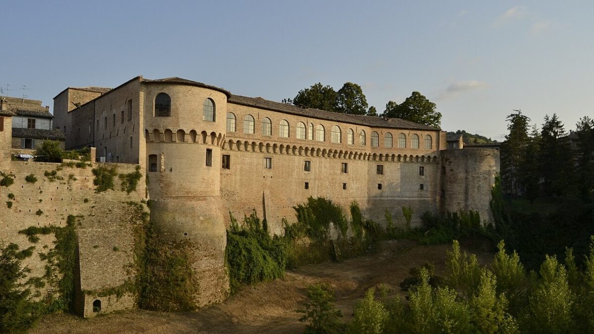 Questo incantevole Borgo Marchigiano è la residenza ufficiale della Befana in Italia