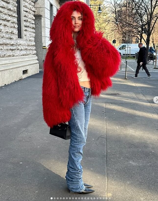 Chiara Ferragni non passa di certo inosservata con la faux fur rosso acceso che costa una fortuna!