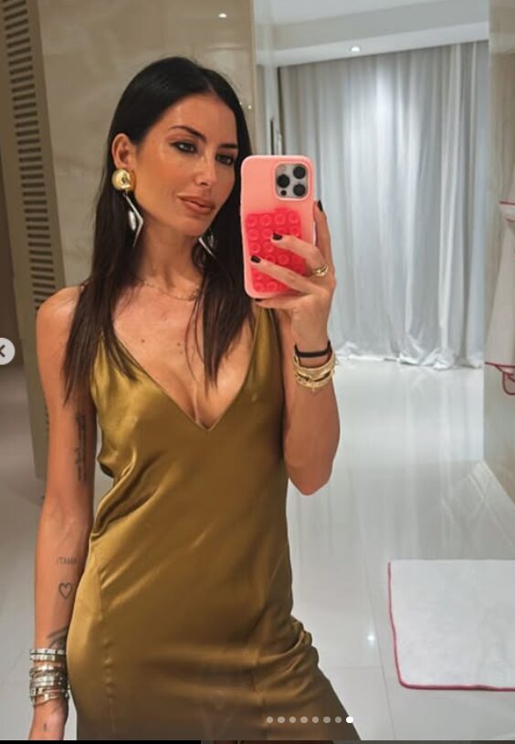 Elisabetta Gregoraci continua a dettare tendenza: l’abito ‘sottoveste’ di Yves Saint Laurent è il must di ogni stagione!