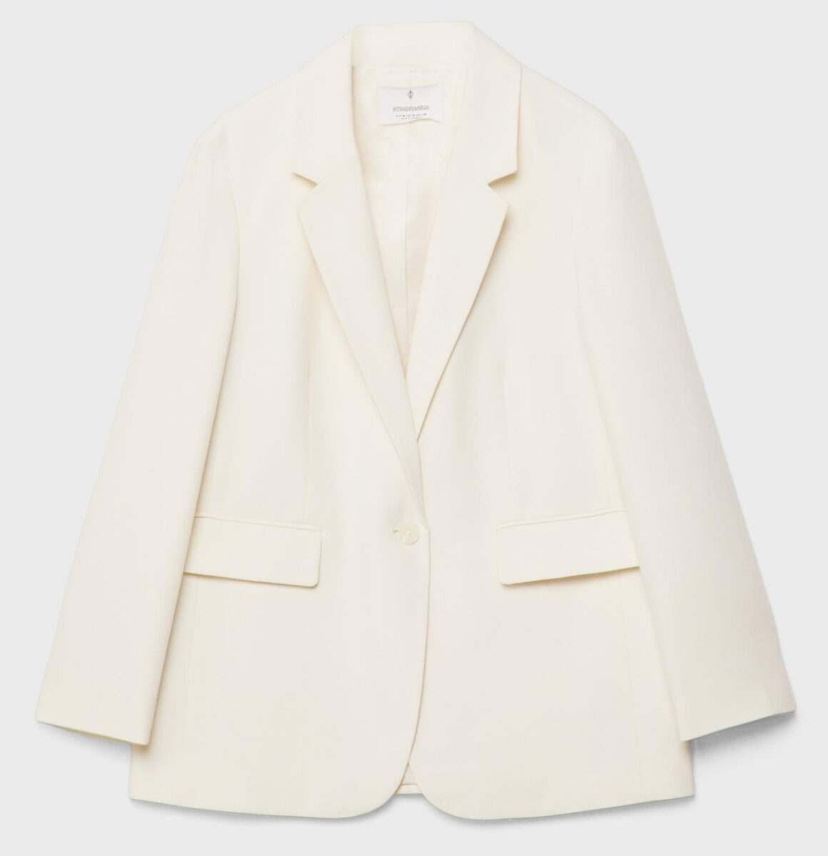 Blazer bianco, il capo basic chic più amato dalle over 40