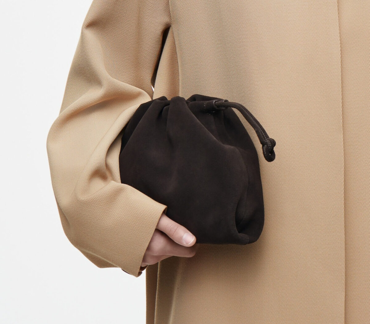 Per dei look glam e chic, punta su questa pochette minimal firmata COS