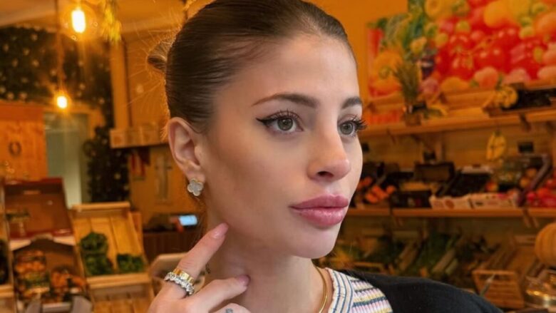 Chiara Nasti con la borsa Chanel, il bracciale Bulgari e accessori costosi nella Lamborghini: tripudio al lusso