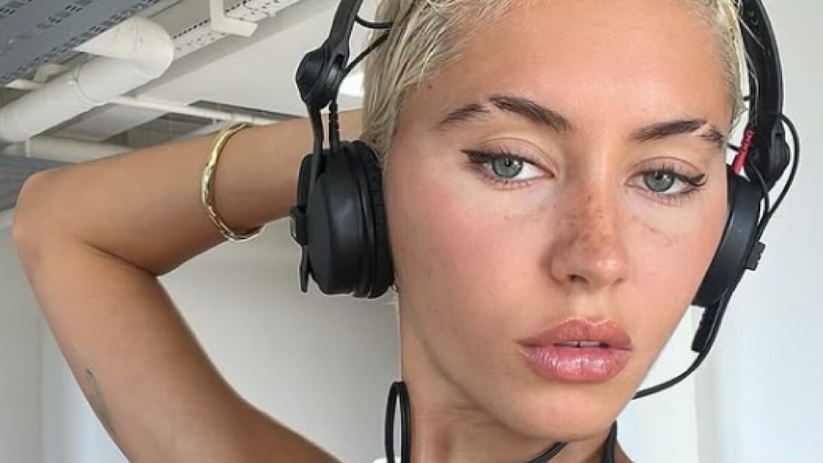 Sopracciglia, Iris Law fa tendenza: torna l’estetica ribelle delle slit brows