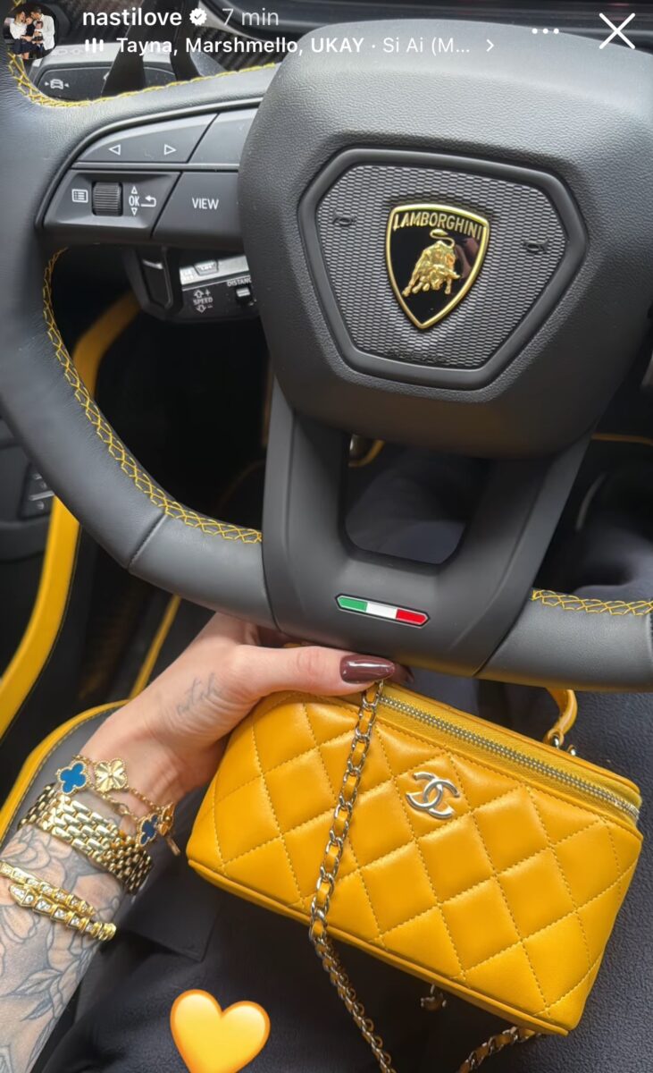 Chiara Nasti con la borsa Chanel, il bracciale Bulgari e accessori costosi nella Lamborghini: tripudio al lusso