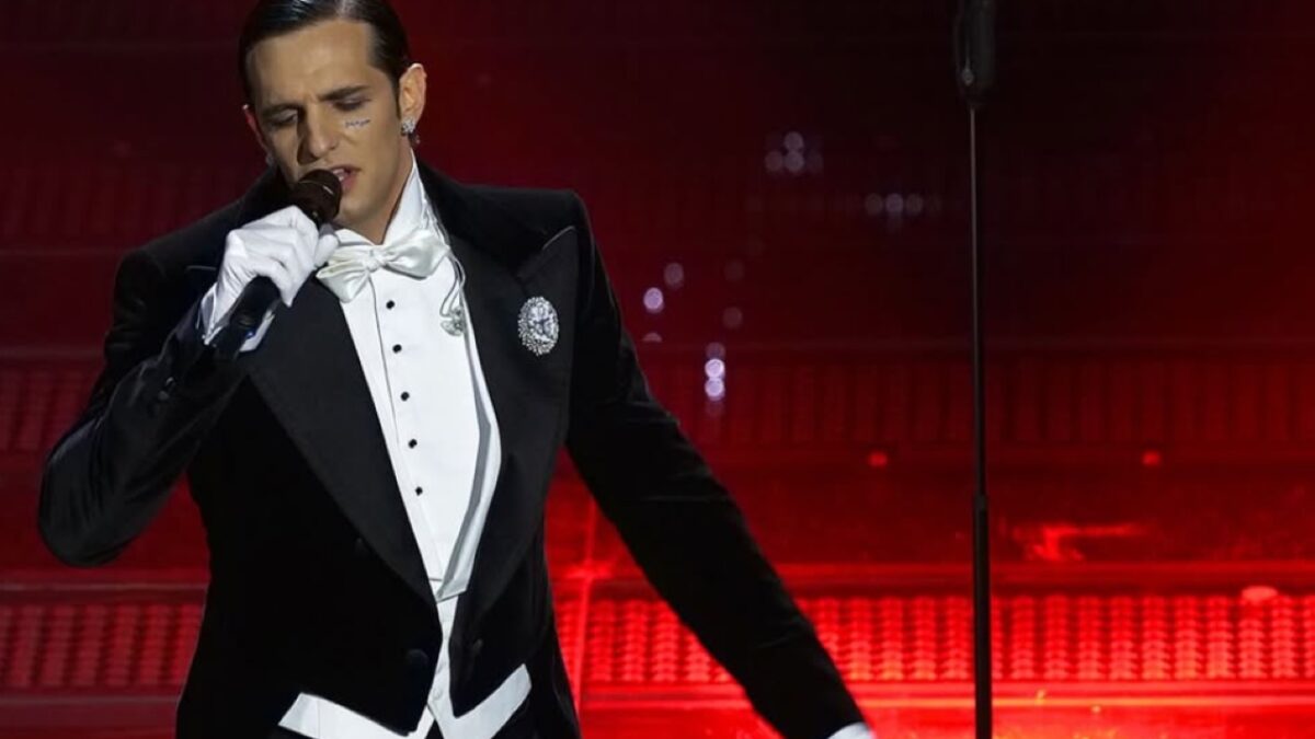 Achille Lauro, look da gentiluomo e gioielli ricoperti di brillanti a Sanremo 2025