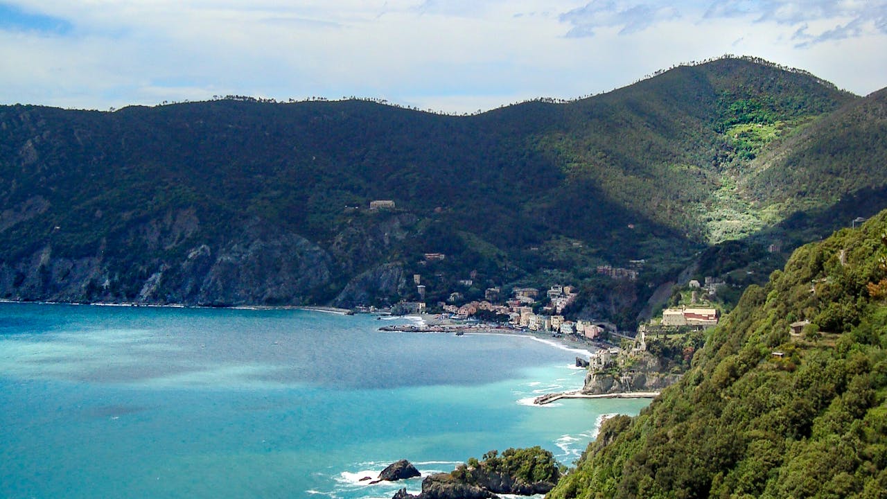 Lo chiamano il borgo dei tramonti ed è una vera bellezza sulla costa ligure