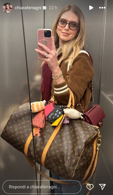 Chiara Ferragni sfoggia il borsone perfetto per il viaggio firmato Louis Vuitton!