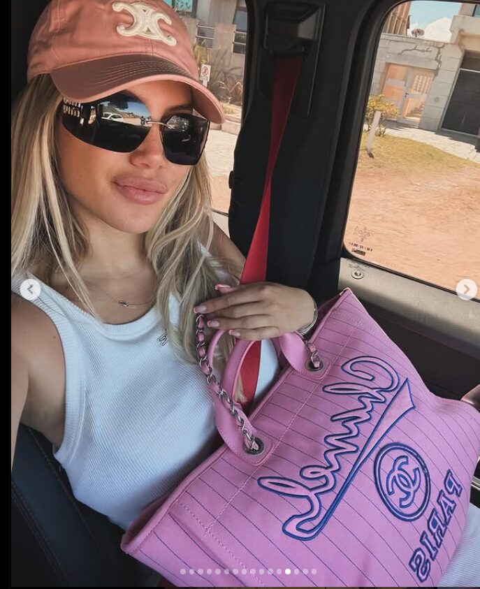 Wanda Nara aggiunge una Chanel rosa alla sua collezione di borse luxury: che lusso!