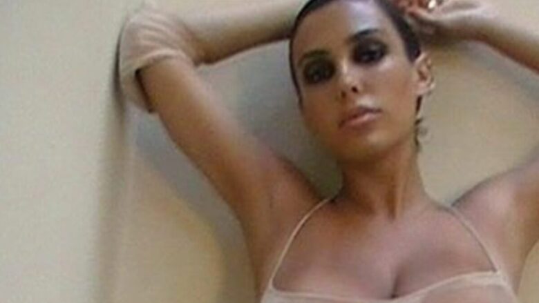 Bianca Censori di nuovo in mostra, sulla sua pagina Instagram le foto creano polemica