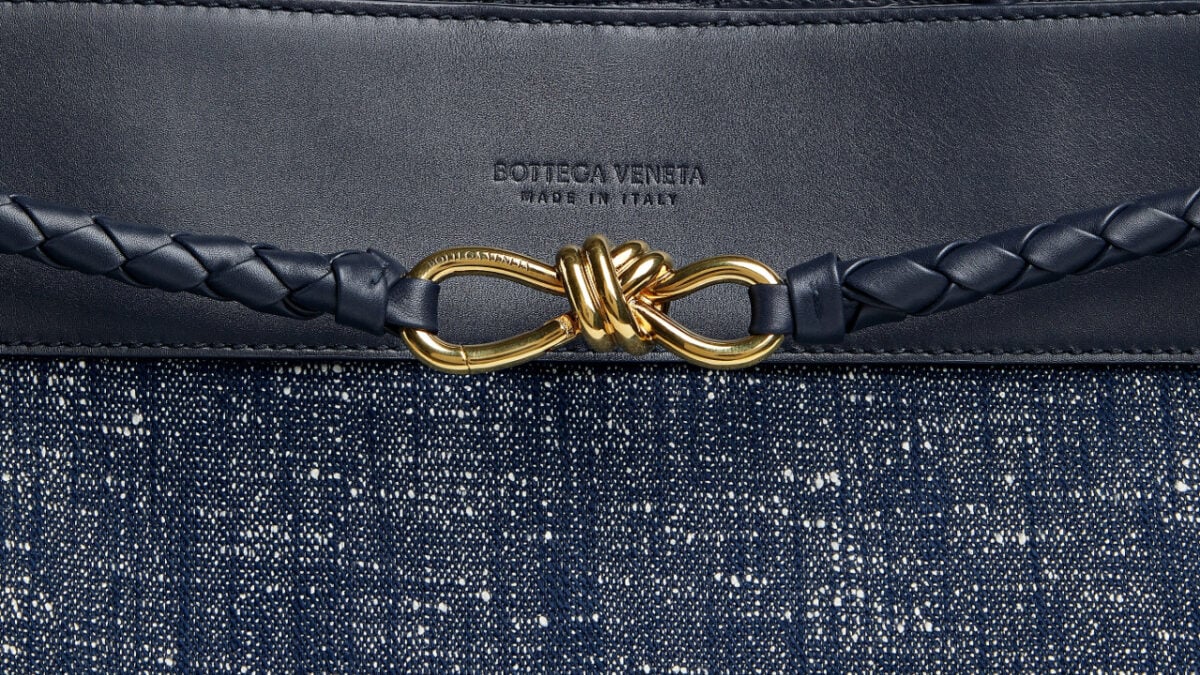 La borsa più cool della Primavera 2025 è questa in denim firmata Bottega Veneta