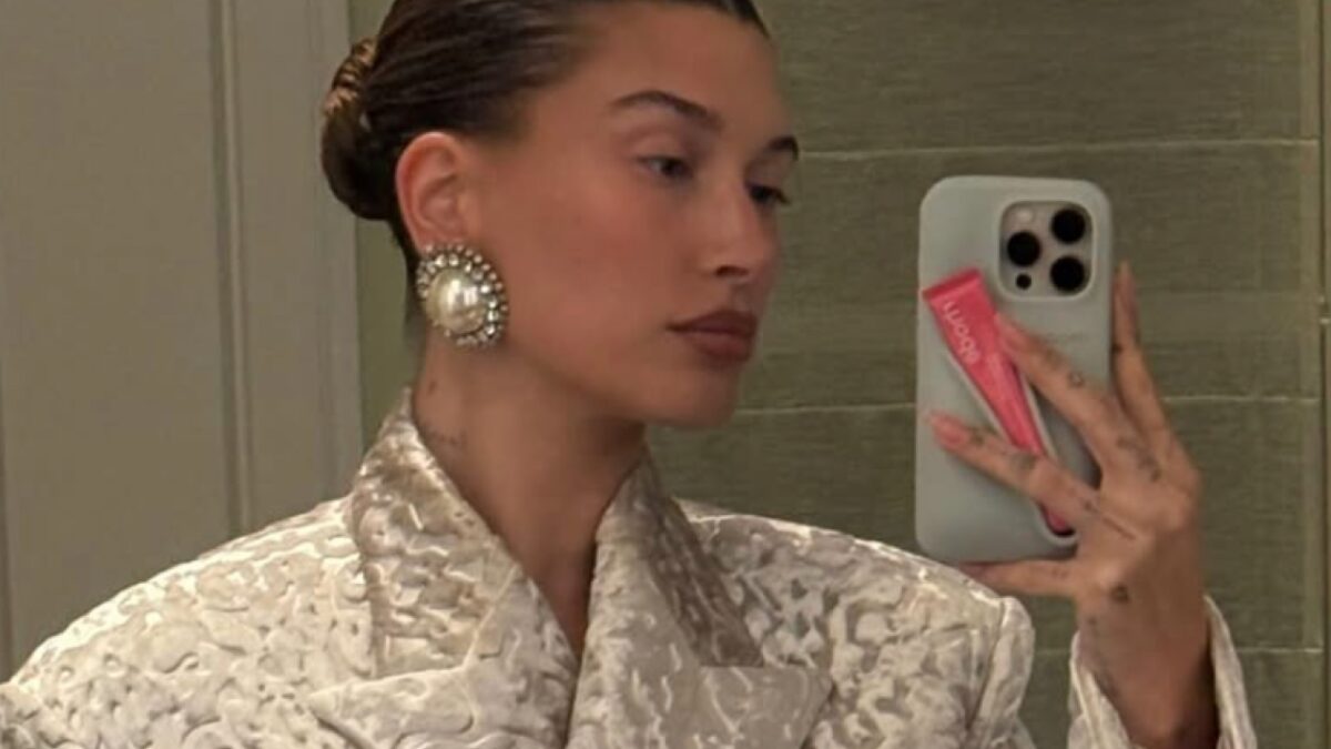 Hailey Bieber, alla sfilata Schiaparelli sfoggia il Look di lusso: che diva!