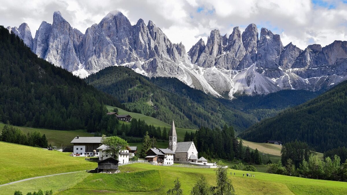 In questi Borghi sulle Dolomiti la primavera è davvero un incanto