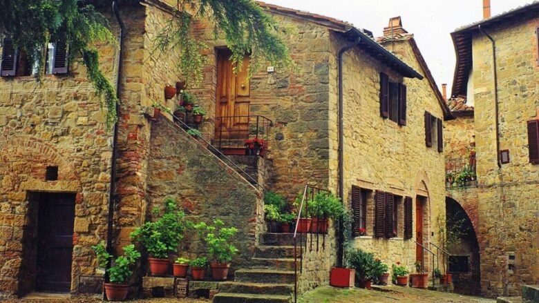 Questo splendido Borgo immerso nella campagna senese vi stupirà con una tradizione davvero unica