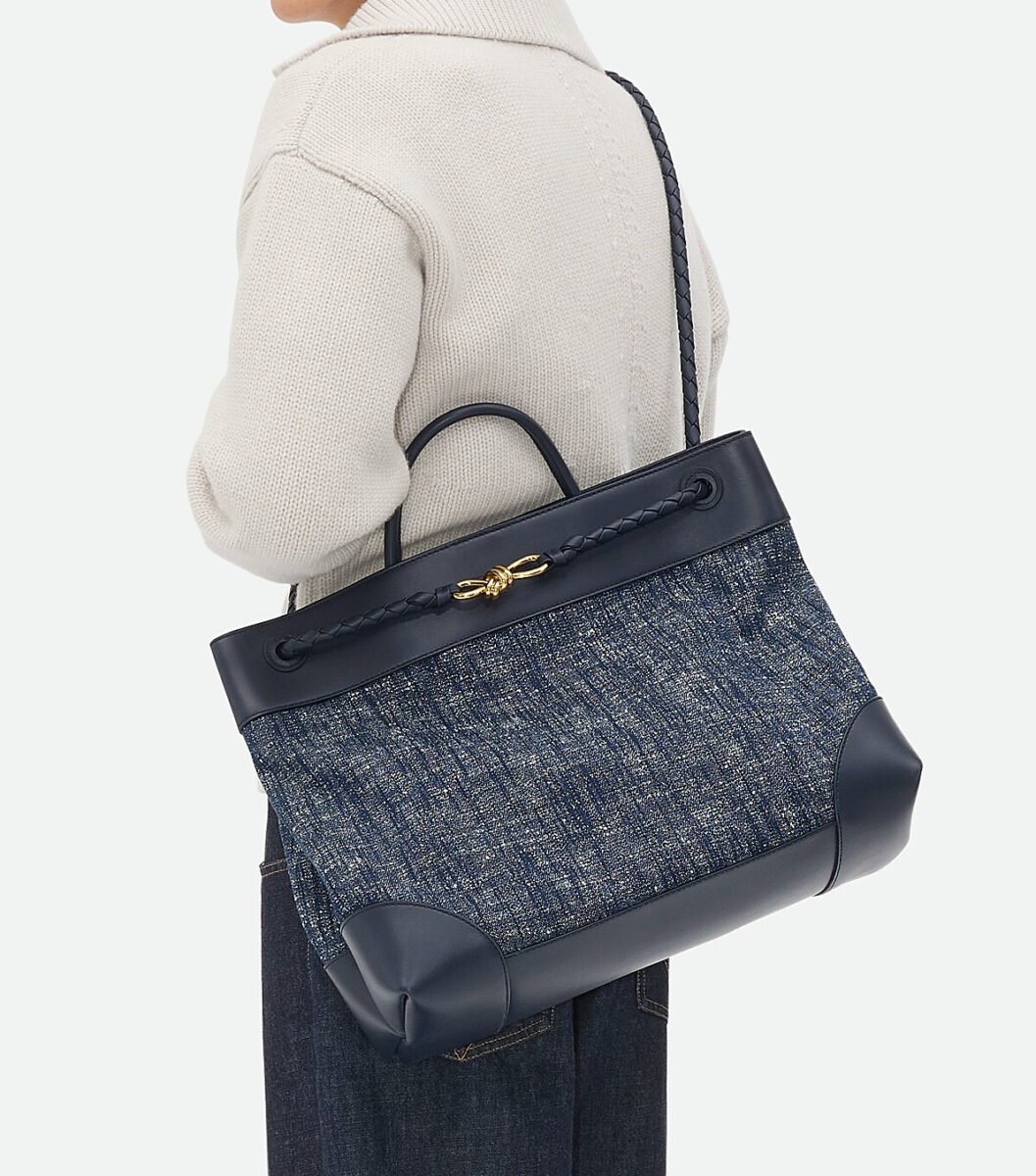 La borsa più cool della Primavera 2025 è questa in denim firmata Bottega Veneta