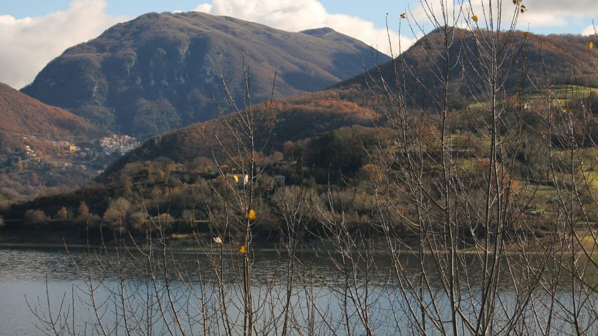 Un piccolo incantevole Borgo adagiato sulle acque limpide e tranquille del Lago di Turano