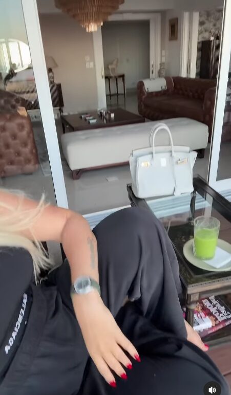 Wanda Nara torna (finalmente) sui social e mostra il suo accessorio luxury super costoso!